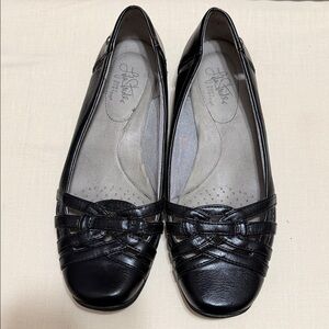 Life Stride Soft System Diverse Black Flats, Size 9 with Knot Detail.
